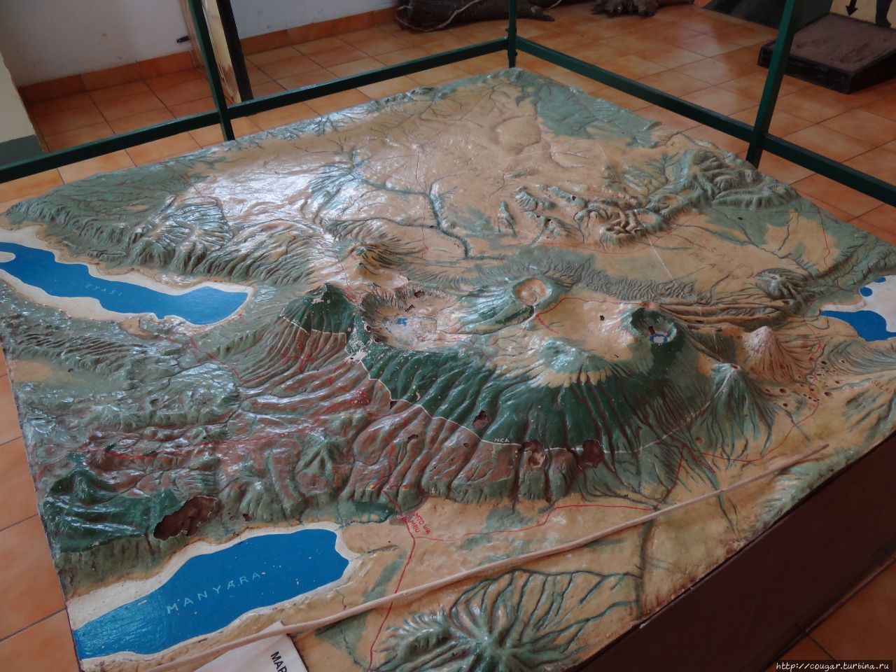 Модель Кратерного нагорья в местном музее. Наш путь — через Нгоронгоро мимо кратера Эмпакаи в правый угол модели, к озеру Натрон. Нгоронгоро (заповедник в кратере вулкана), Танзания