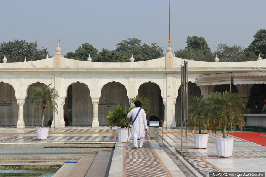 Дели. Белоснежный сикский храм Дели, Индия