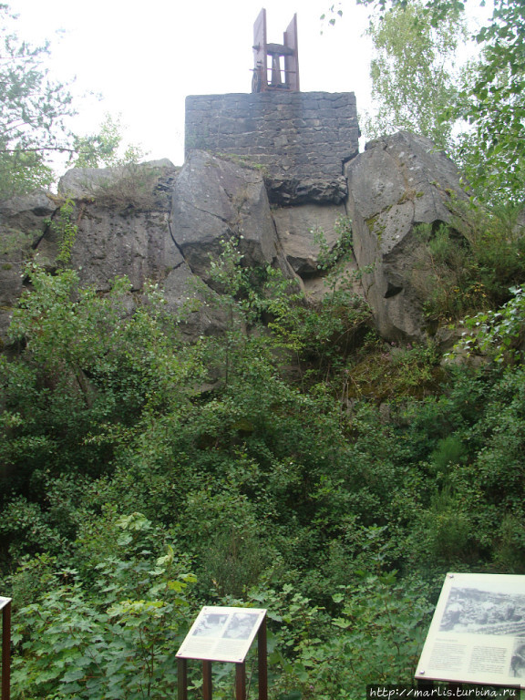 Старая каменоломня и кран. Лавовые скалы Еттрингер Лай Майен, Германия