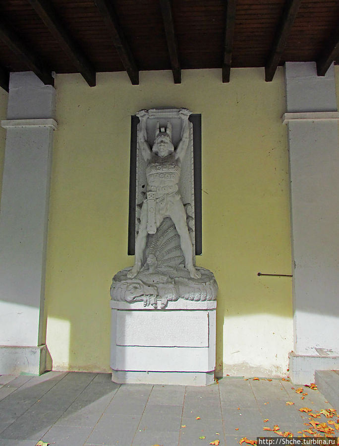 возле ратуши скульптура неопознанного назначения Кёнигсвинтер, Германия