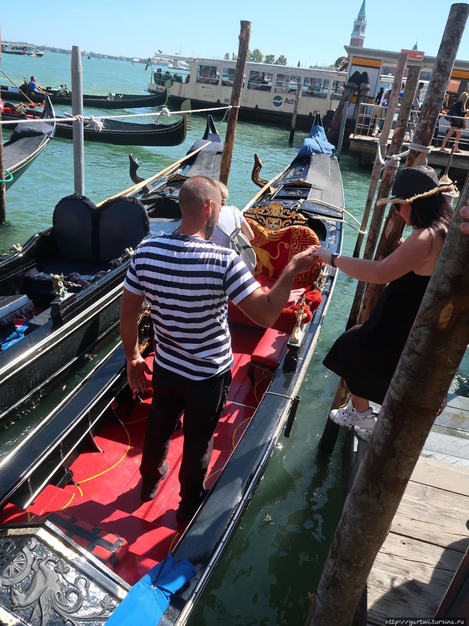 Гондола — традиционная венецианская гребная лодка. Является одним из символов Венеции. Исторически являлась главным средством передвижения по каналам города, в настоящее время служит для развлечения многочисленных туристов. Венеция, Италия