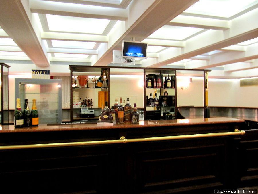 Буфетец. Все сдержанно и почти аскетично, зато подают Moët & Chandon. Его то мы и нахлебались под клубничку и мороженое.