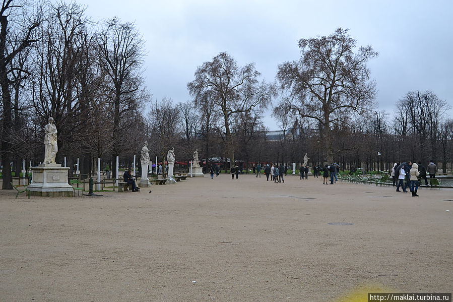 Центральная аллея парка.