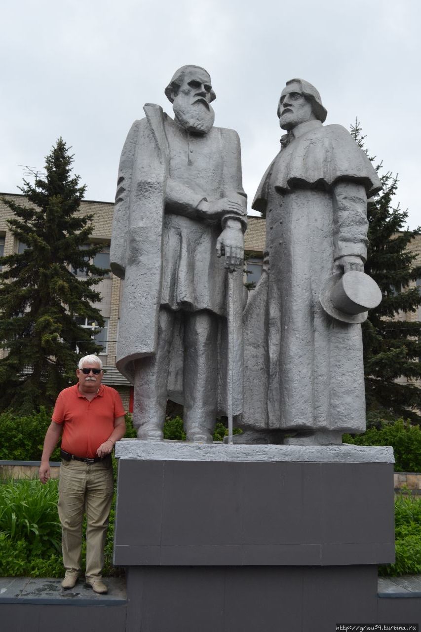 Памятник Льву Толстому и Ивану Тургеневу Чернь, Россия