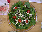 Салат из беби-шпината с черри томатами и миндалем.