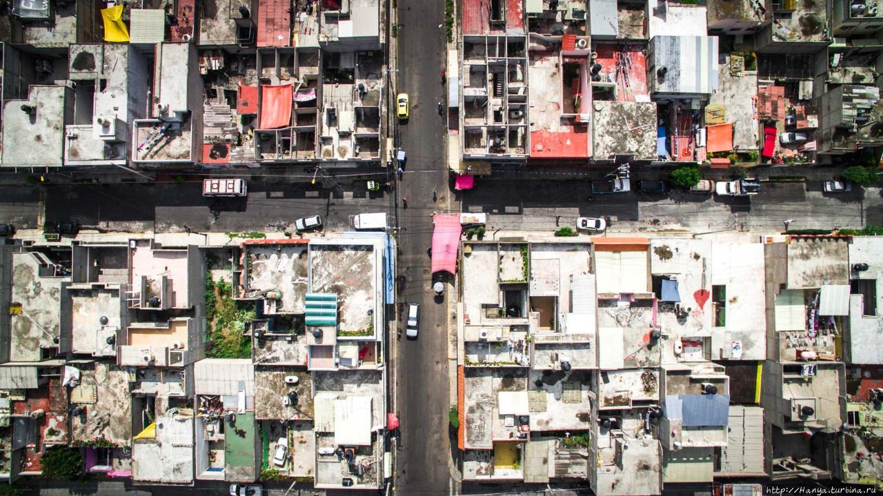 Сверху городская сетка Сьюдад-Несауалькойотля (Neza) выглядит как бесконечная серия христианских крестов. Из интернета Мехико, Мексика
