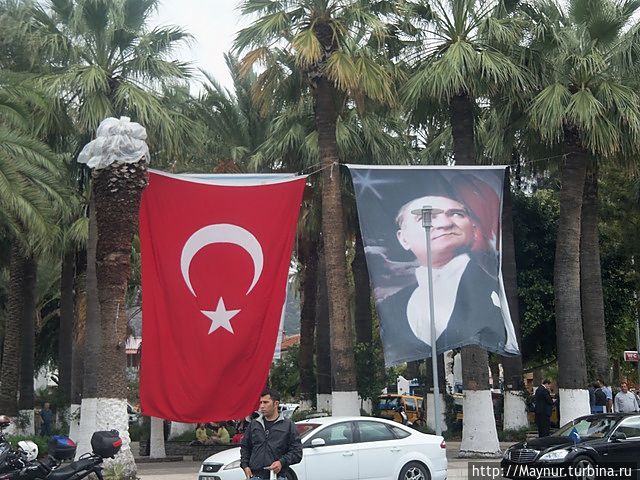 Непременный  атрибут  всех турецких городов — портрет Ататюрка и национальный флаг. Бодрум, Турция