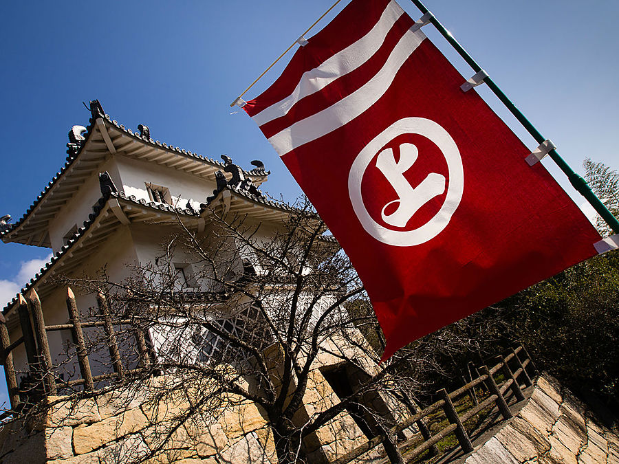 Замок и флаг с фамильным гербом клана Мураками. Ономити, Япония