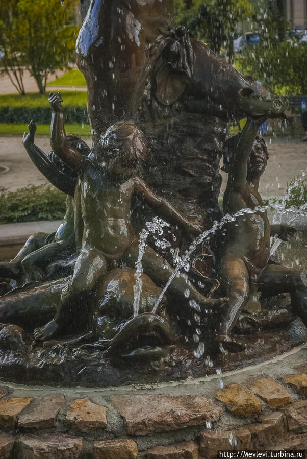 Фонтаны у Латвийской Оперы Рига, Латвия