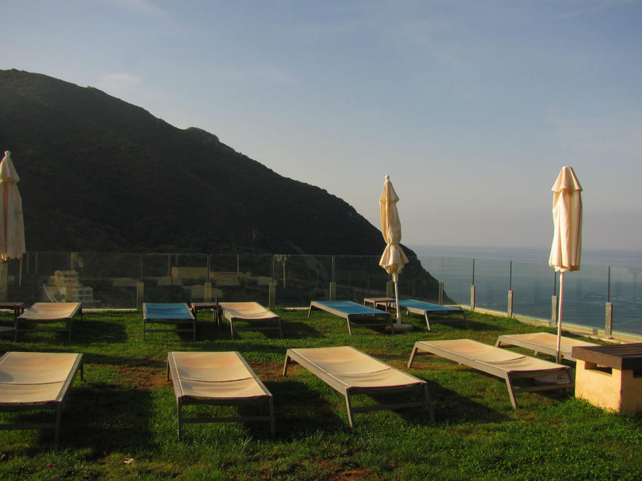 зона для солнечных ванн возле бассейна Эрмонес, остров Корфу, Греция