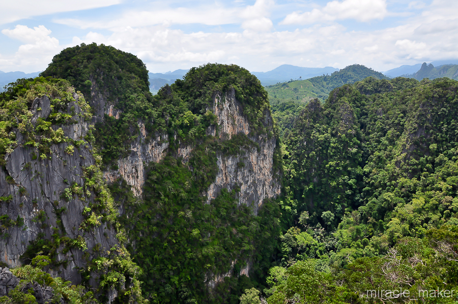 Переведя дух и осмотревшись по сторонам, понимаешь, что не зря сюда карабкался. Отсюда открывается потрясающая панорама, на все 360 градусов.