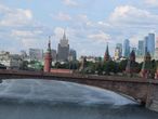 Парящий мост позволит вам дополнить коллекцию панорам центра Москвы, здесь же можно спокойно посидеть и полюбоваться видом в хорошую погоду.