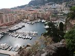 Город в Монако с одноименной бухтой Фонвьей. Город был построен в результате намывных работ . Вид из Монако-Вилль, les Jardins Saint Martin et Sainte Barbe.Обращает внимание, что на крышах домов в Фонвьей  растут деревья.