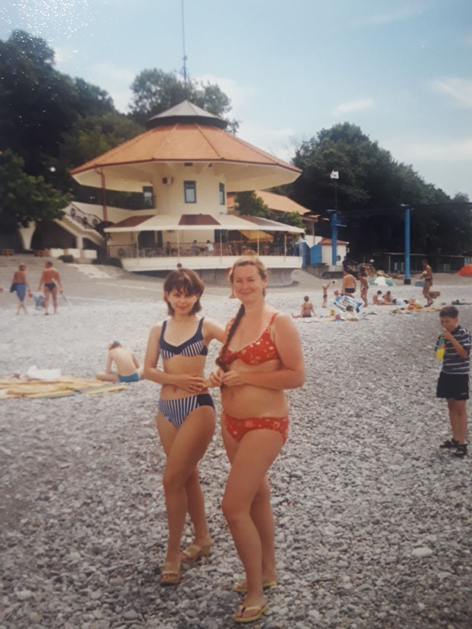 на пляжной территориии пансионата, 2003 год Лоо, Россия
