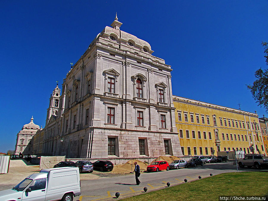 По углам 3-этажные башни, высотой с 9-ти этадный дом