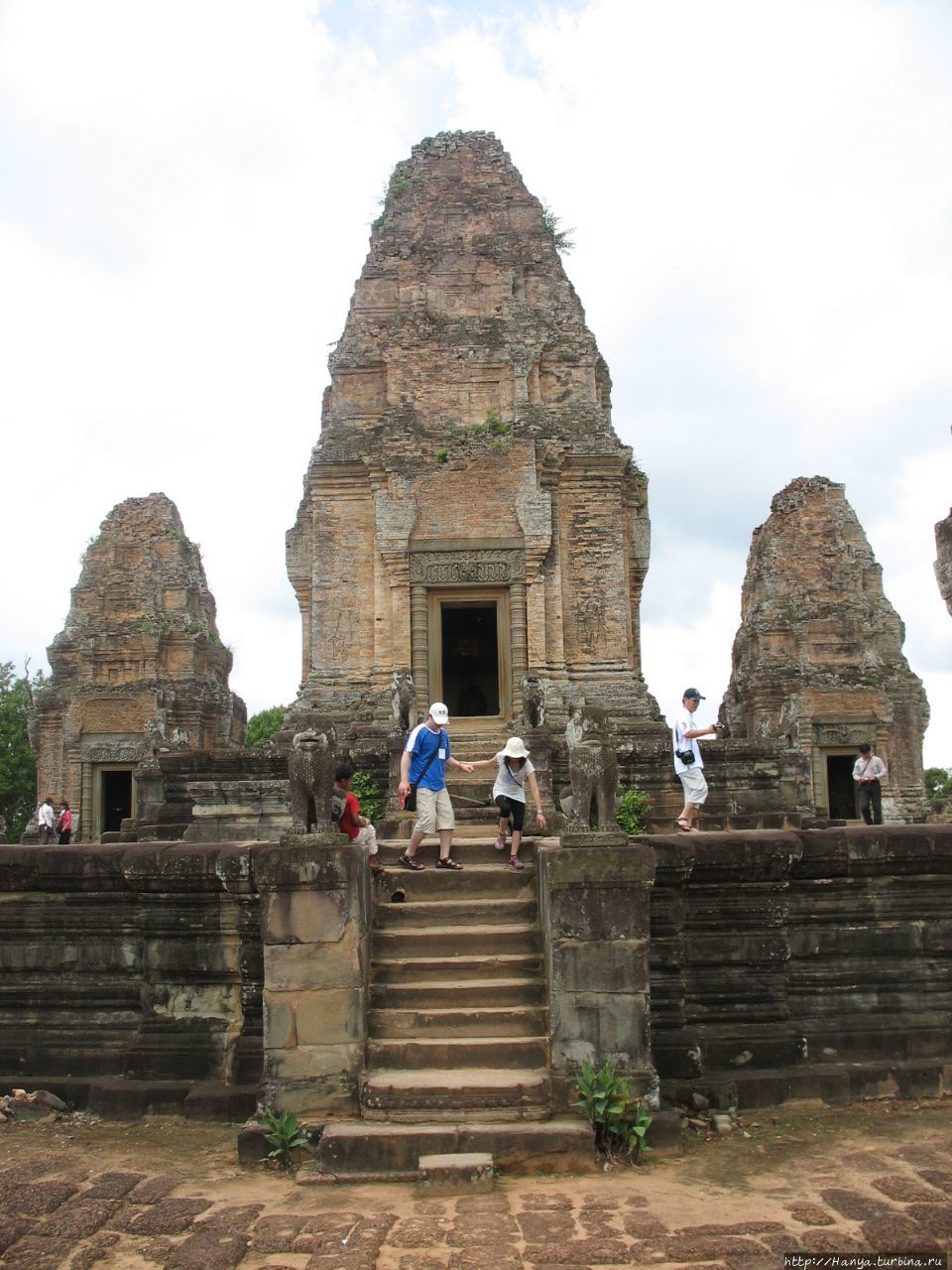 Храм Восточный Мебон. Восточный вход Ангкор (столица государства кхмеров), Камбоджа