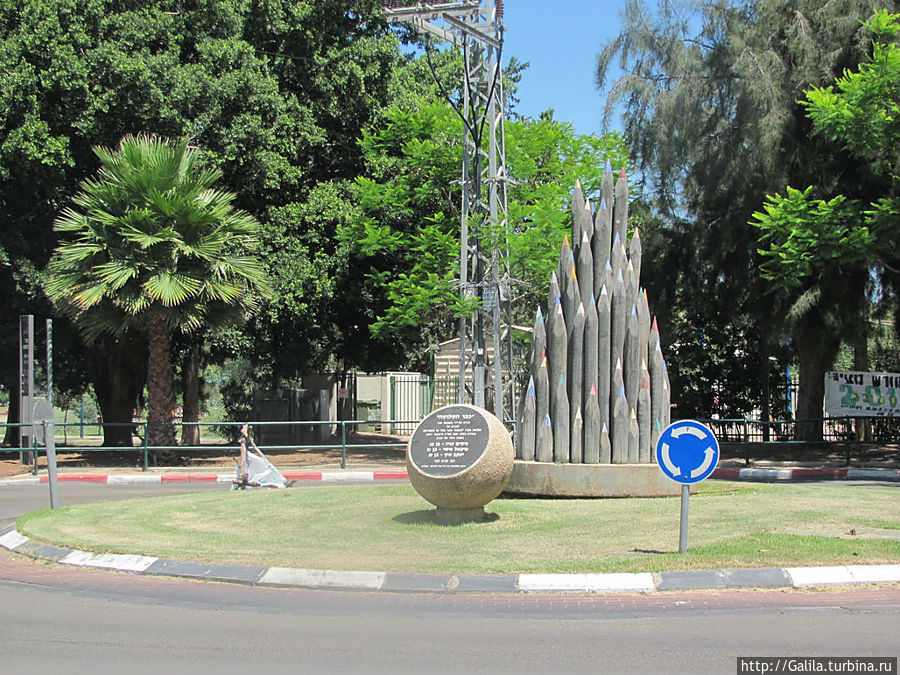 Композиция из карандашиков. Тель-Авив, Израиль