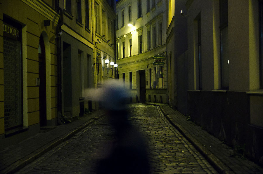 Субботний вечер, в одном повороте от центральной улицы. Никого, кроме фантомов.