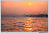 Восход над Мраморным морем. Недалеко от моста Галата отходят экскурсионные корабли на которых я сам совершал экскурсию по проливу Босфор, протекающему через Стамбул и связывающему Мраморное и Черное моря.