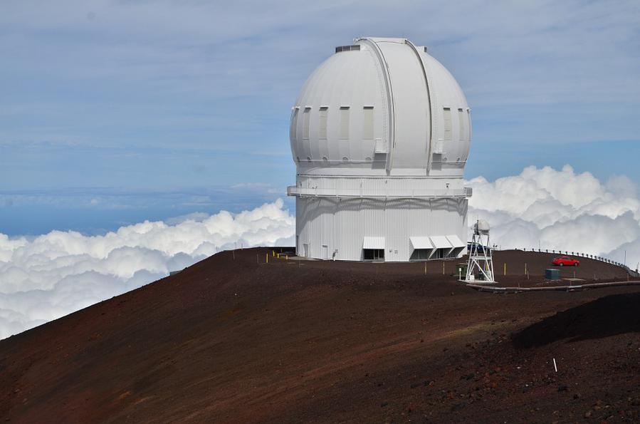 Купол телескопа и облака. Внизу. Остров Гавайи, CША