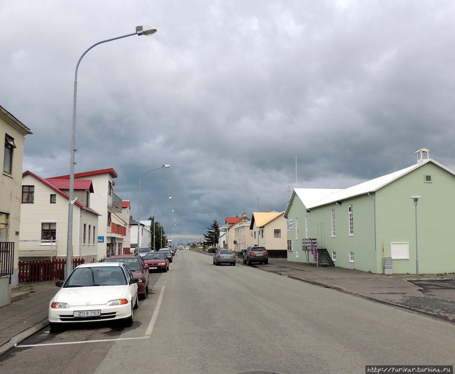 В городке Саударкроукюр всего одна большая улица Саударкрокур, Исландия
