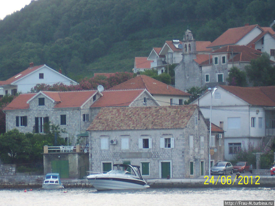 вид на берег с парома Котор, Черногория