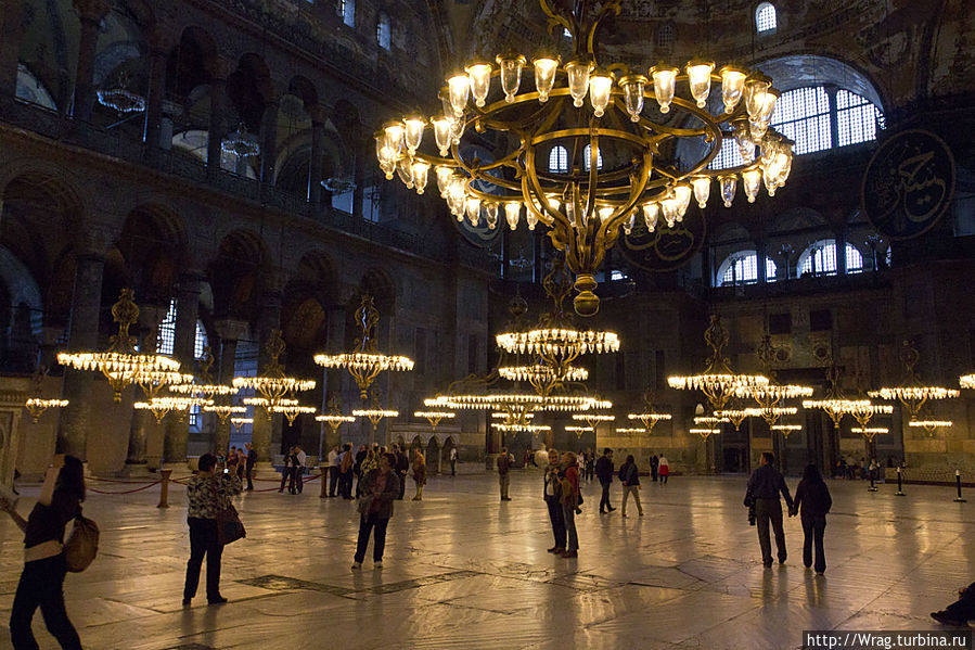 Потрясающе смотрятся люстры, свисающие гроздями.