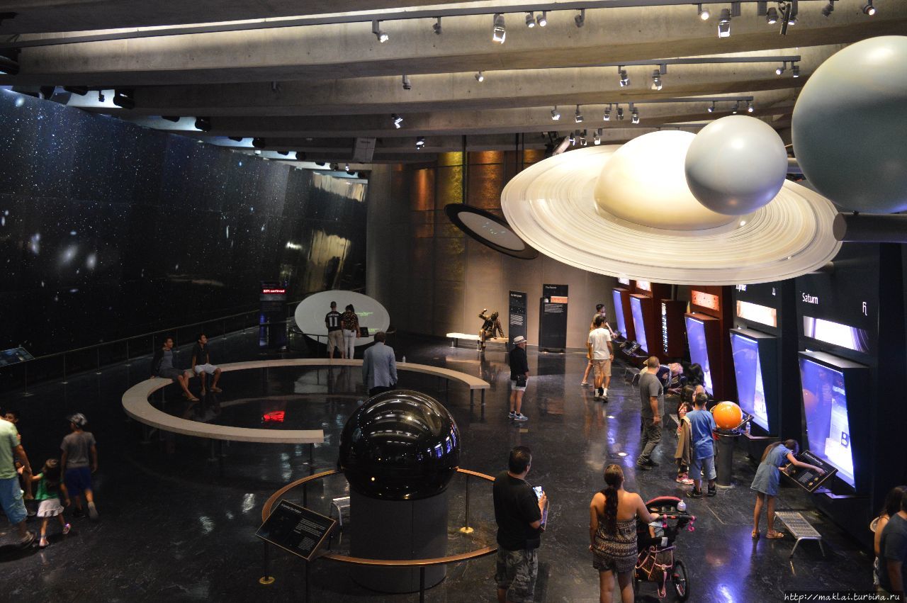 Зал Gunter Depths of Space Exhibits рассказывает о нашей солнечной системе. Лос-Анжелес, CША