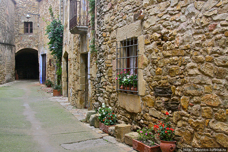 неудивительно что люди, которые живут на природе (город стоит в окружении холмов) пытаются принести часть природы к себе, украсив свои дома цветами