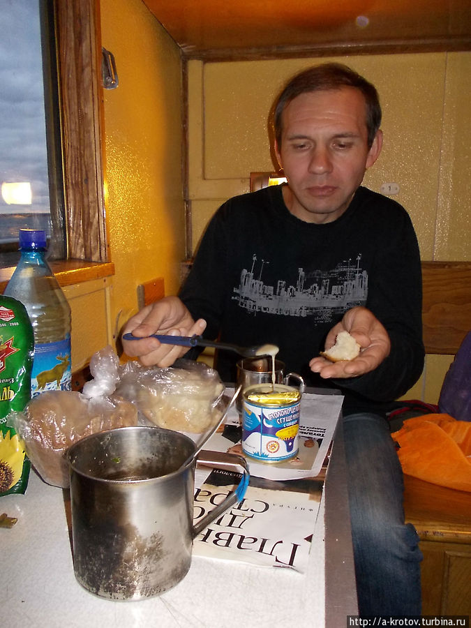 Игорь Лысенков в каюте с последним нашим обедом. Трёхсуточное плавание завершается Дудинка, Россия