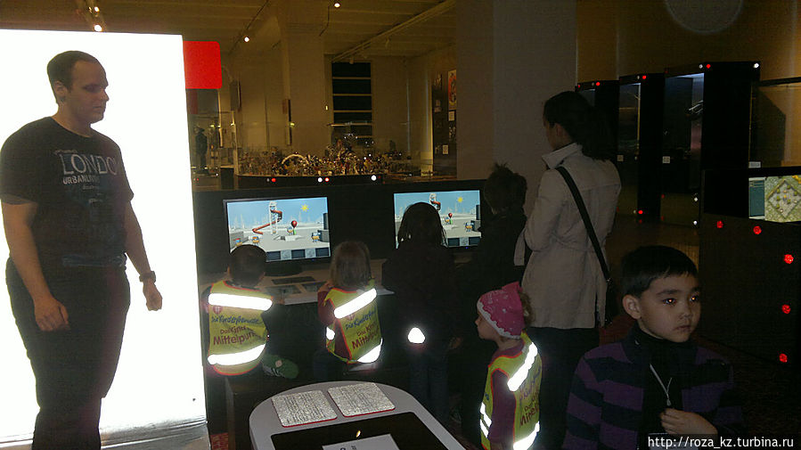 на экране мониторов роботы. Если нажимать на соответствующие кнопки, то надувается шар и робот взлетает, или лифт понимает робота наверх горки и он с нее скатывается