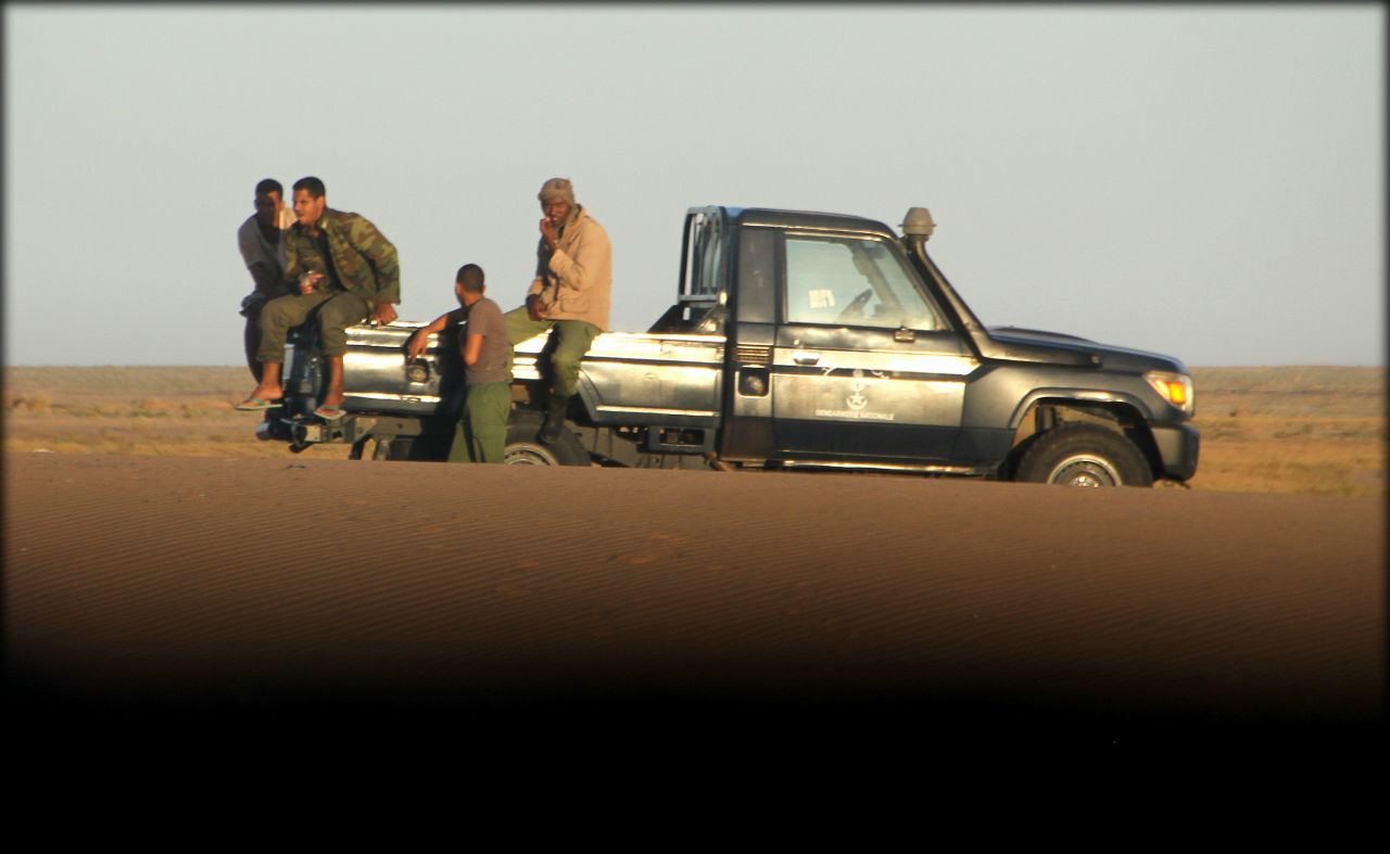 На снимке это мавританские военные, которых снимать категорически не рекомендуется:) Область Адрар, Мавритания