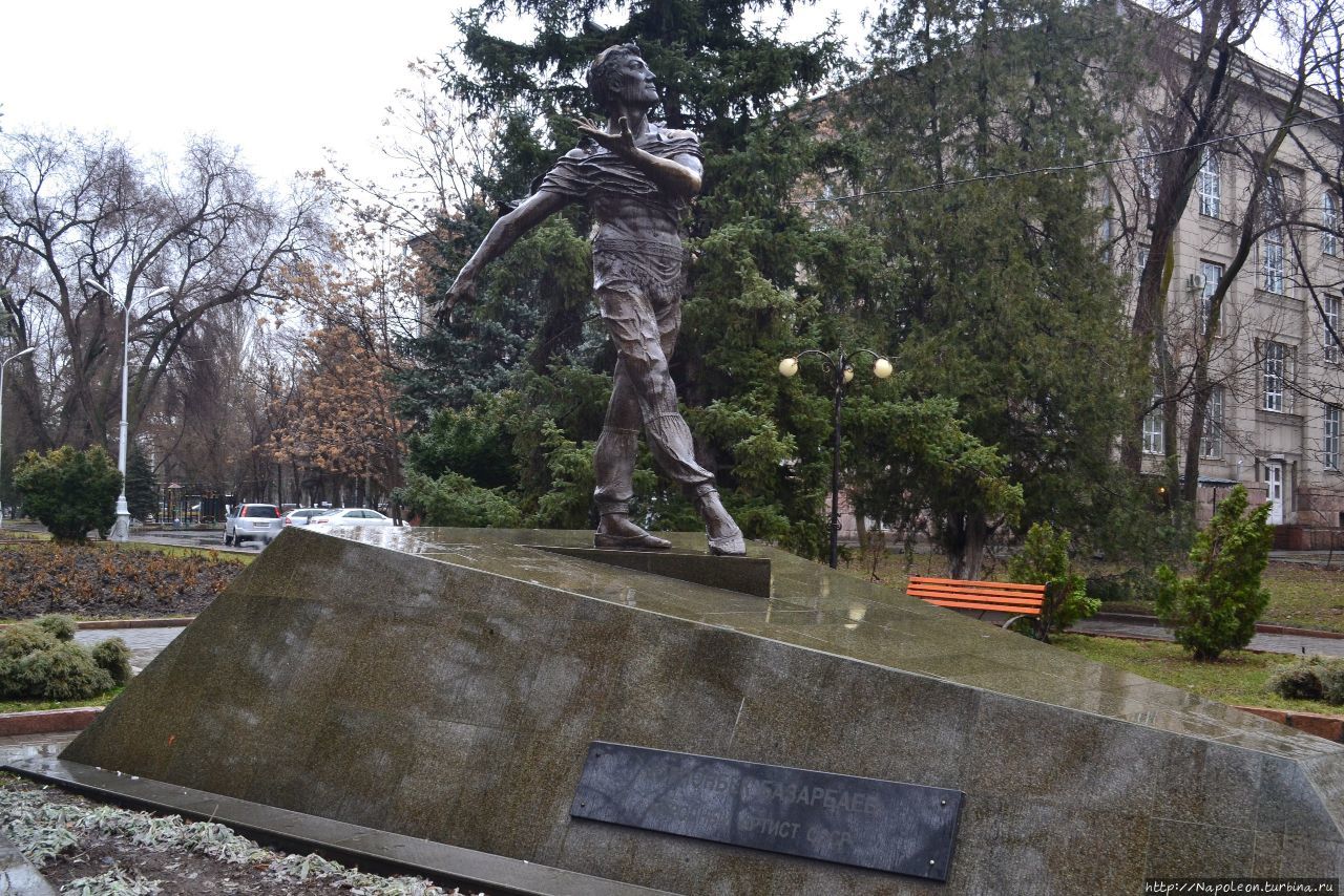 Памятник Чопонбаю Базарбаеву / Monument Cholponbai Bazarbaev