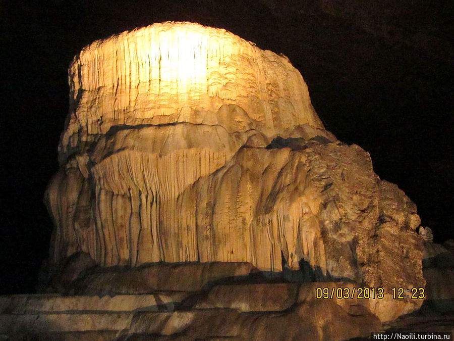 Неожиданно показался огромный камень под названием ванна Клеопатры Национальный парк Пещеры Какахуамилпа, Мексика
