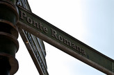 Вам вон туда!, сообщил указатель, целый Ponte Romana, не что-то там!