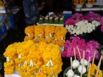 Накануне буддистского праздника на рыночках творится роскошество...