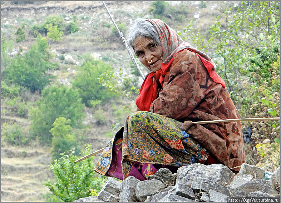 Это не кадр из фильма. Это непальская пожилая женщина-гурунг. Вот так, наверное, выглядит добрая Баба Яга из сказки Зона Багмати, Непал