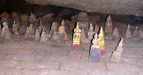 Фигурки Будд в пещере Пак Оу