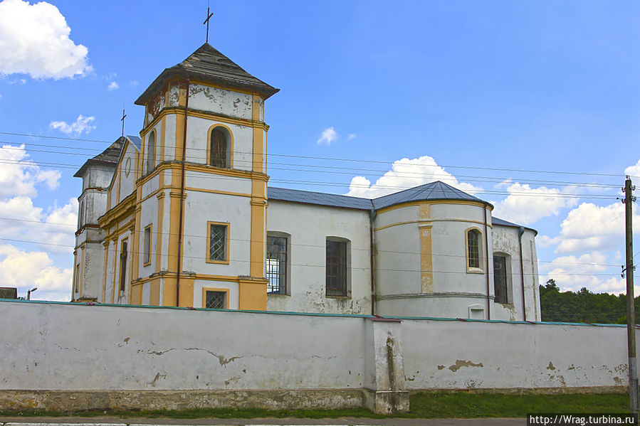 Троицкий костёл. Это действующей католический храм, в момент моего посещения, там проходила служба и я не стал заходить и мешать людям которые там были, только немного заглянул в приоткрытую дверь)