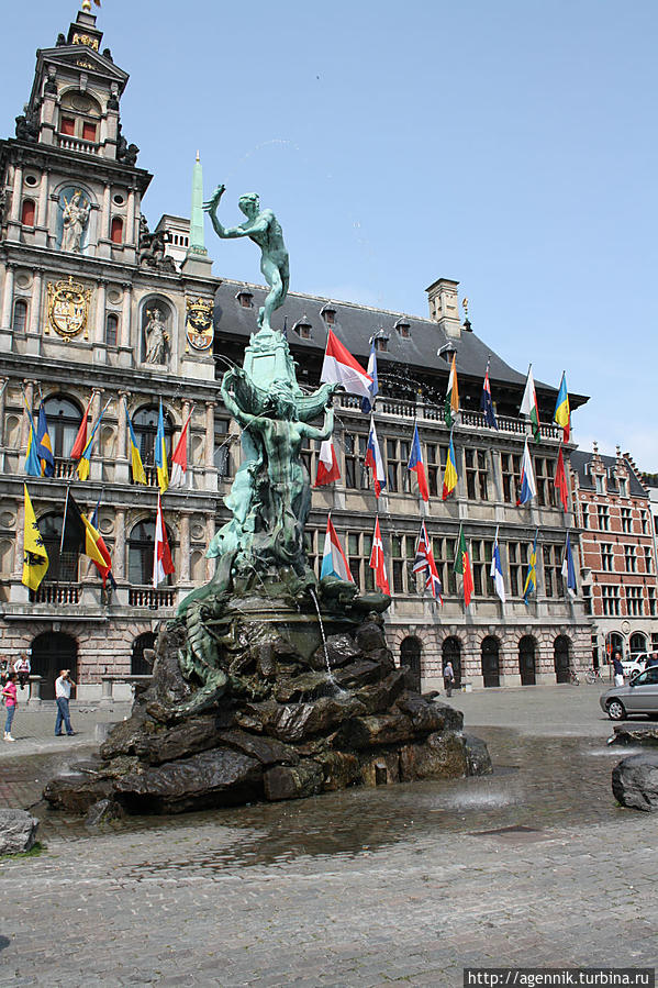 Памятник римскому воину бросающему отрубленную руку Антверпен, Бельгия