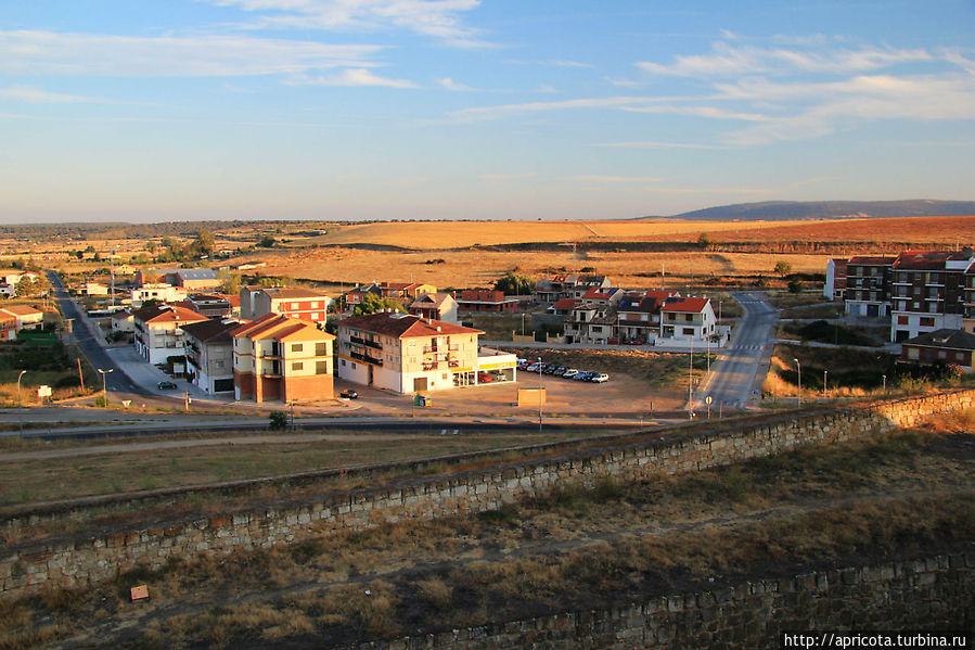 город расположен на правом берегу р. Агуеда, вид на новый город из крепости Сьюдад-Родриго, Испания