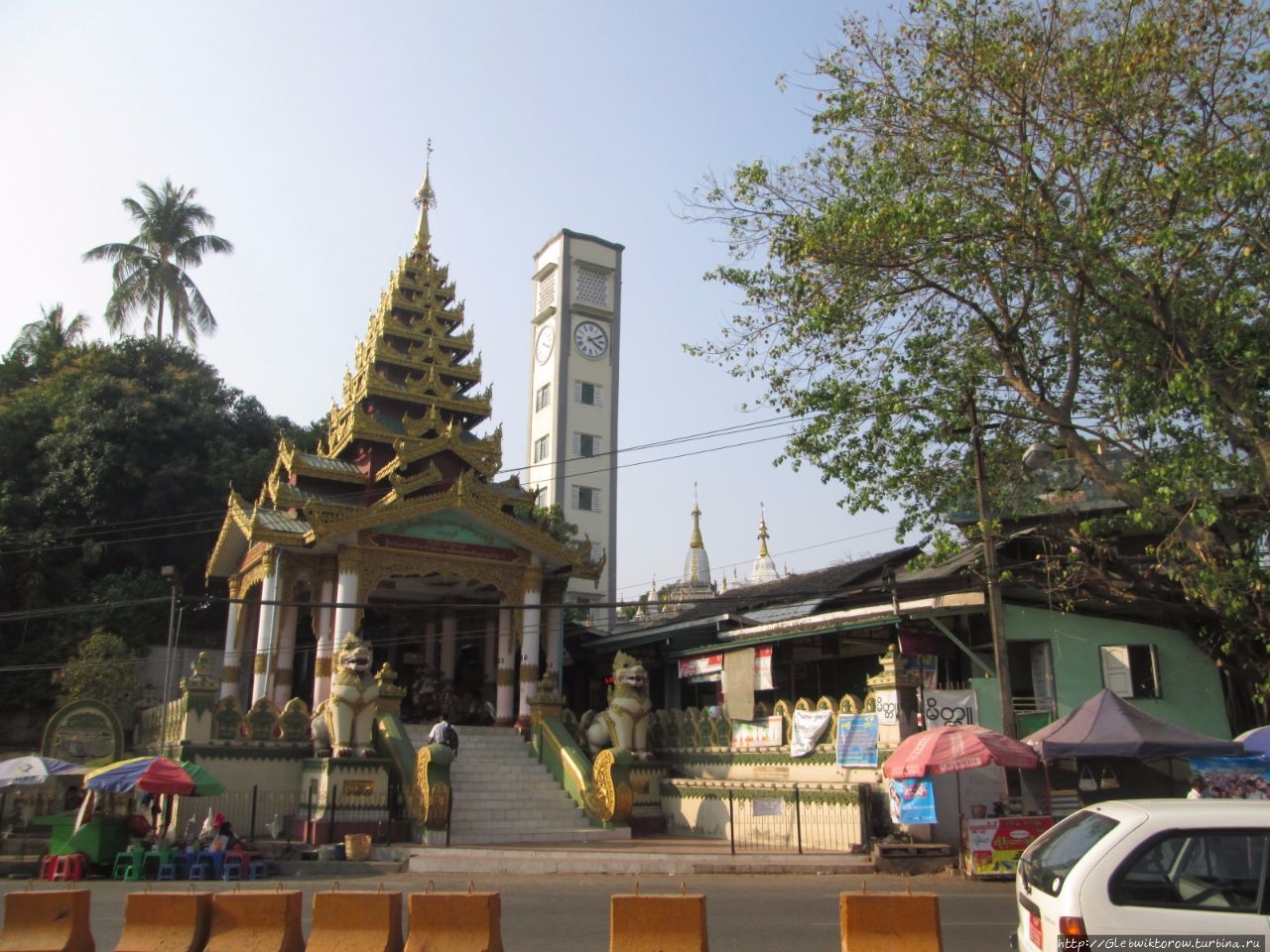 Прогулка от мечети Marmed Jahn по улице Shwegondaing Янгон, Мьянма