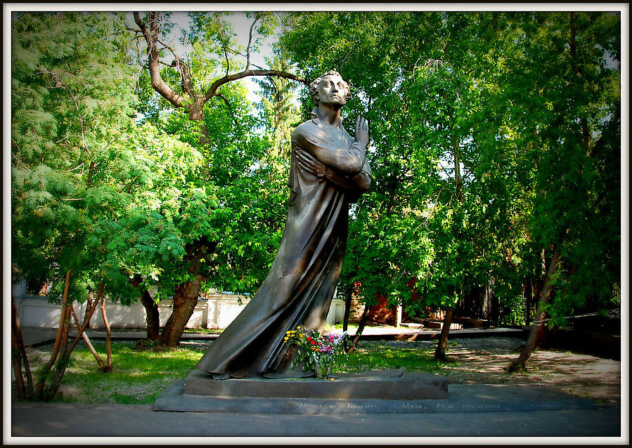 Памятник Пушкину 
Открыт в литературном квартале в 1999г. Изготовлен из бронзы. Вес скульптуры составляет 2,2 т, высота- 4 м 90 см. Скульпторы Г.А.Геворкян и М.Г.Матвеев
Адрес: г. Екатеринбург, пересечение улиц Первомайская и Пушкина