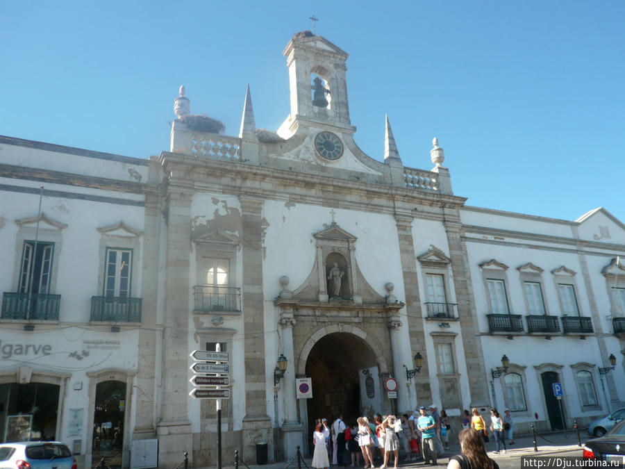 Арка на площади Фрасишку Гомеш-Arco da Vila (Арку-да-Вила)