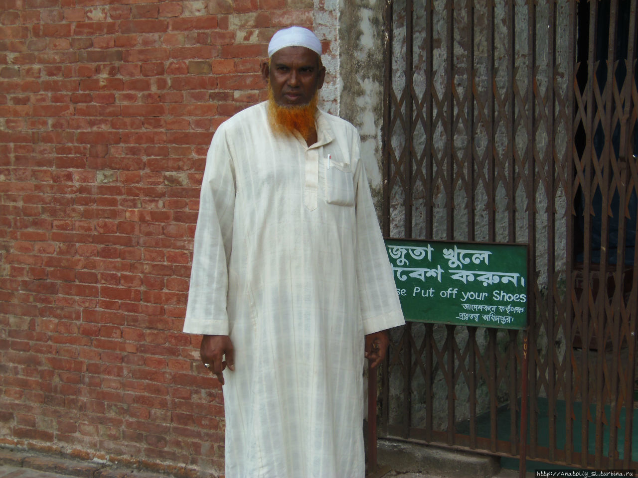 Один из служителей мечети