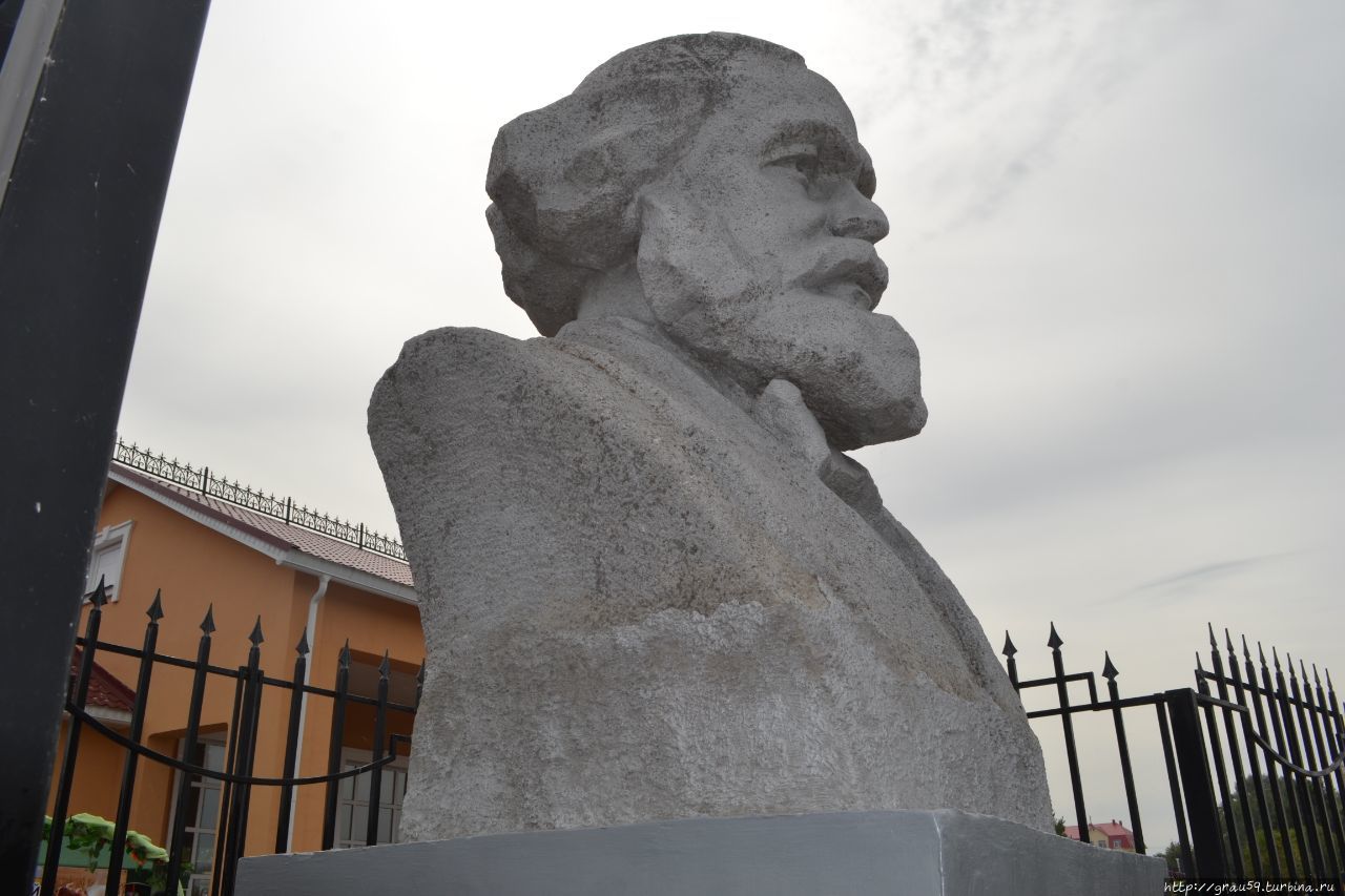 Памятник Карлу Марксу / Monument To Karl Marx