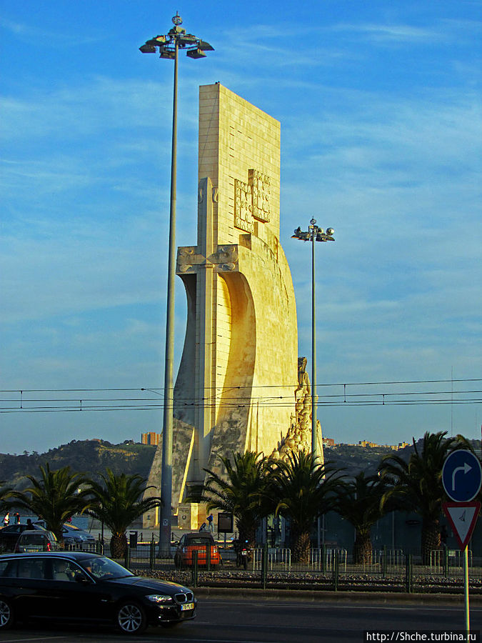 на побережье виден Монумент Первоткрывателям, то туда надо перейти по подземному переходу под автострадой и железной дорогой Лиссабон, Португалия