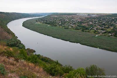 Поскольку село Цыпово и монастырь находятся на самом берегу Днестра, по другой берег реки открываются виды на Приднестровье.