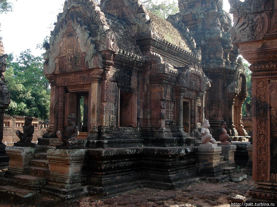 В центральной части Бантей Срея за стенами второго ограждения бросается в глаза то что храмовые постройки начинают уменьшаться. Ангкор (столица государства кхмеров), Камбоджа