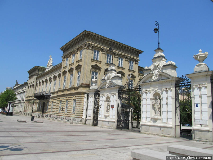 Варшавский университет. Его легко узнать по великолепным воротам, выполненным в стиле барокко. Напротив университета находится Академия изящных искусств Польши. Варшава, Польша